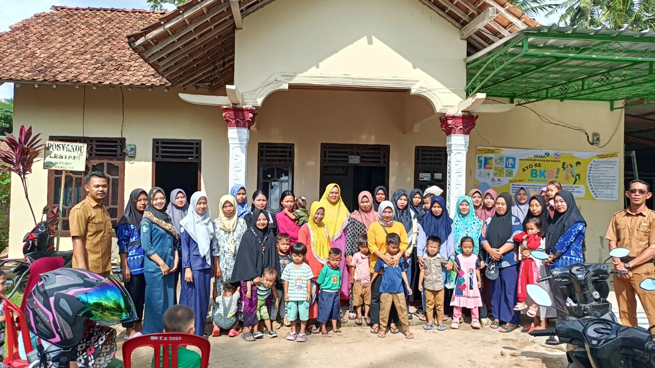 Pembagian makanan tambahan pada posyandu 